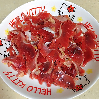 鸭肫(菌肝)洗净后撕去内层黄皮,切花,沥干水,备用