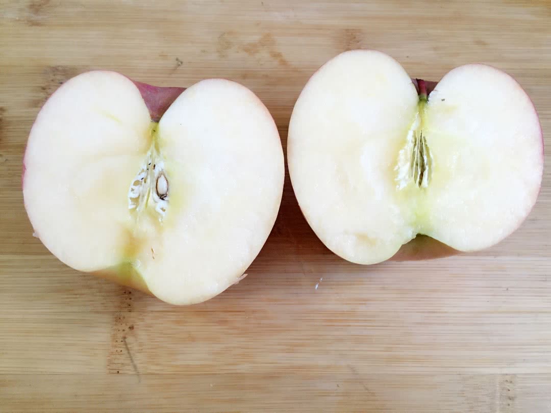 将苹果切成两半,以及一个小薄片
