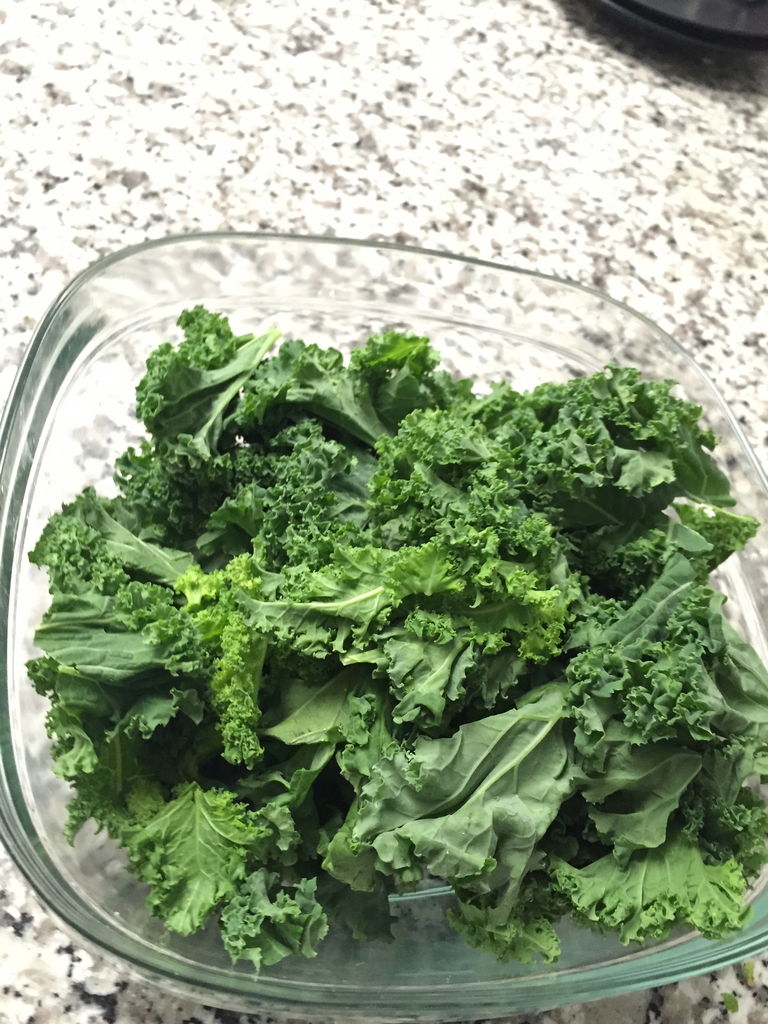 烤羽衣甘蓝脆片(kale chips)的做法图解1