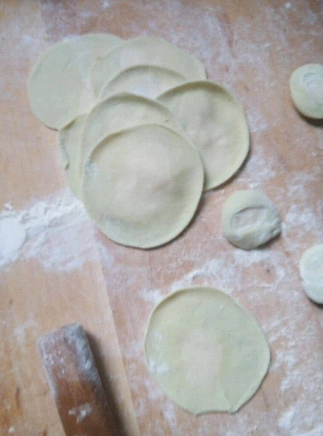 擀饺子皮,因为我想做翡翠白菜饺子皮的,然后菠菜汁放水了,颜色不深