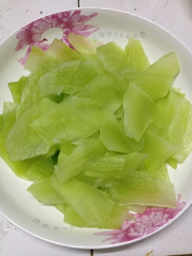 莴笋切片备用