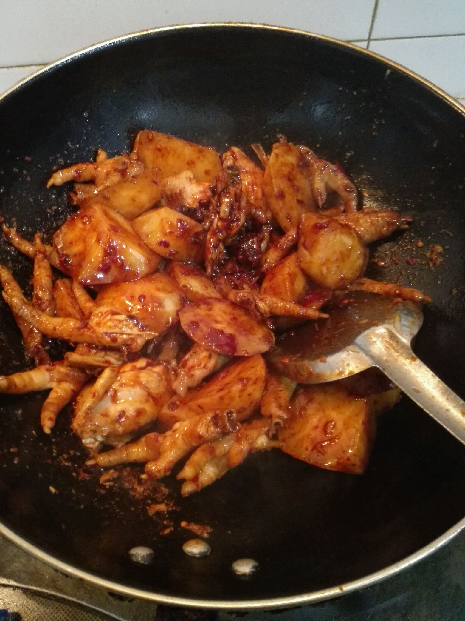 放入木棒,郫县豆瓣酱,老羊肉,老抽调色,炒至均匀.煮干妈松老酒哪里有卖图片