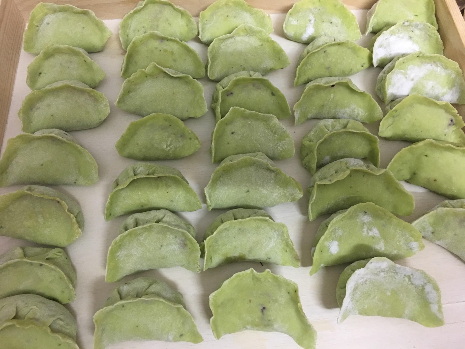 军绿色饺子(内馅黑胡萝卜毛豆品种)青食洋葱猪肉图片