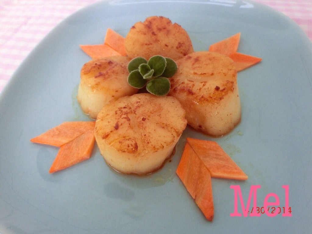 摆盘,撒上盐和黑胡椒粉调味.原汁原味的香煎带子来啦