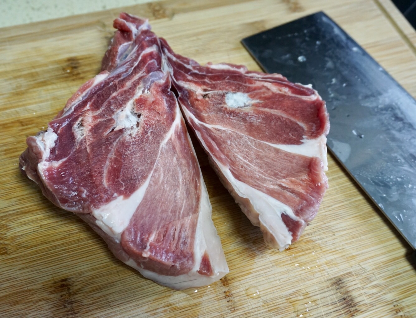 羊腿肉,小一斤,剔骨,去肥肉.