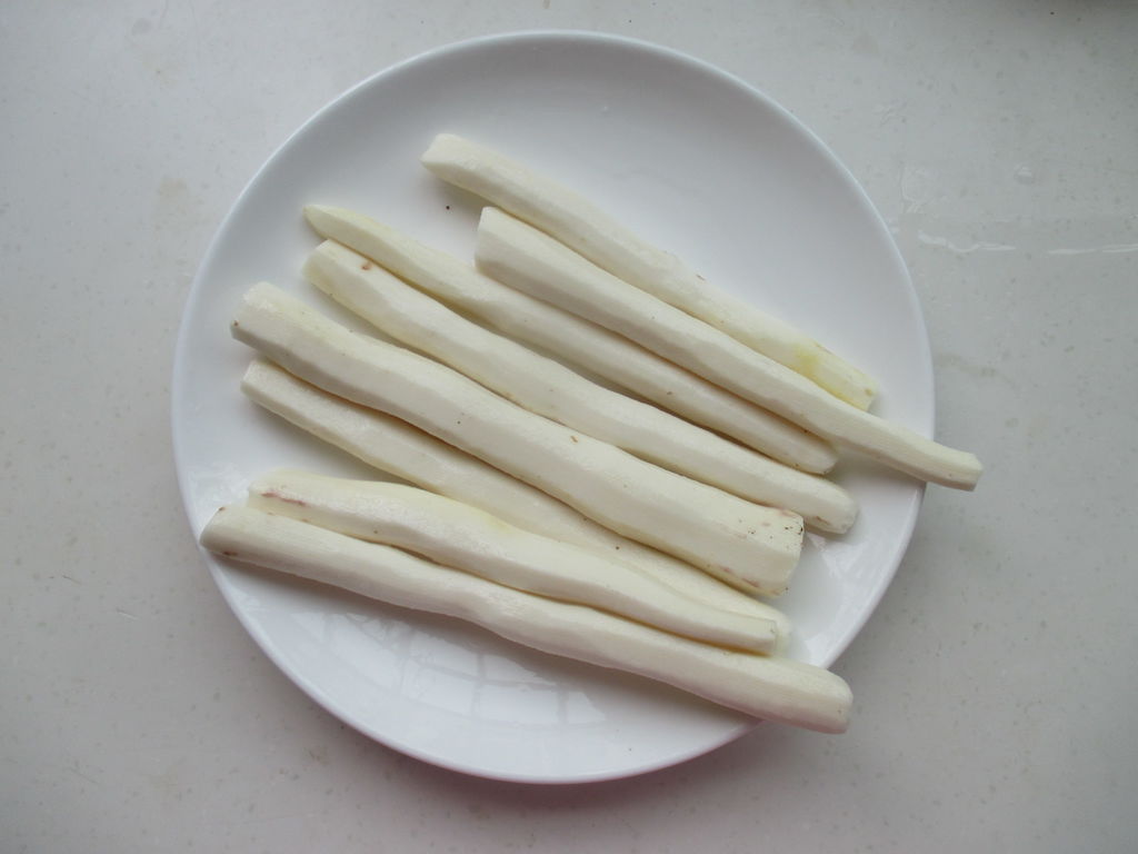 山药去皮备用.