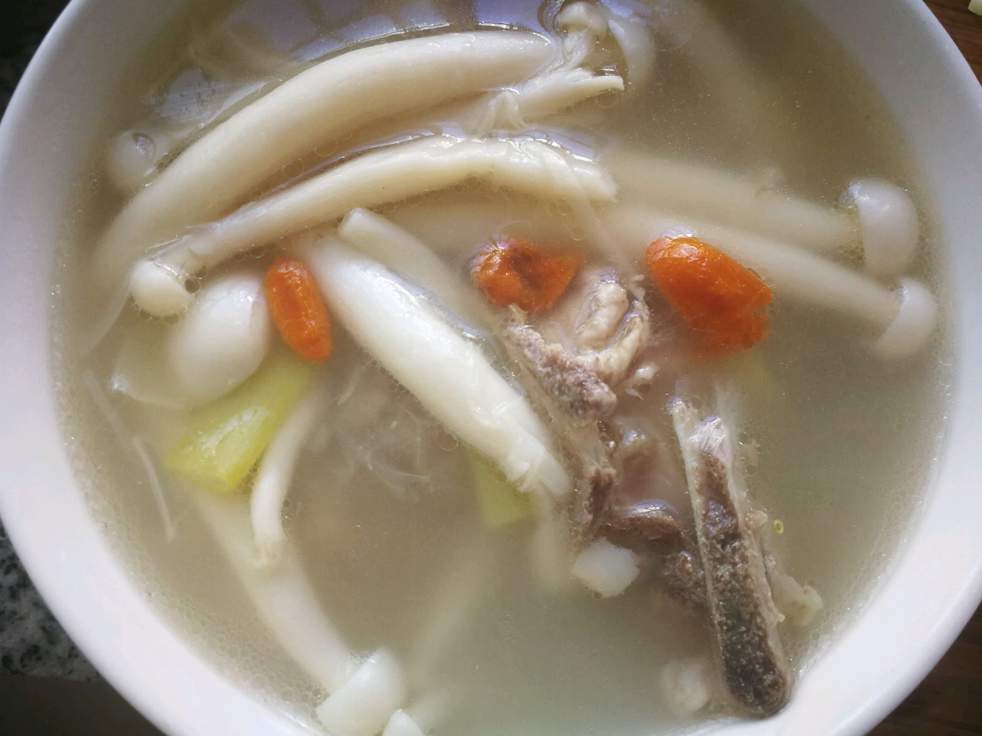 排骨海鲜菇汤