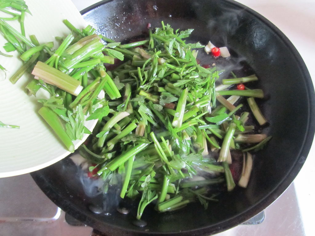 腊肉炒水芹菜的做法图解5
