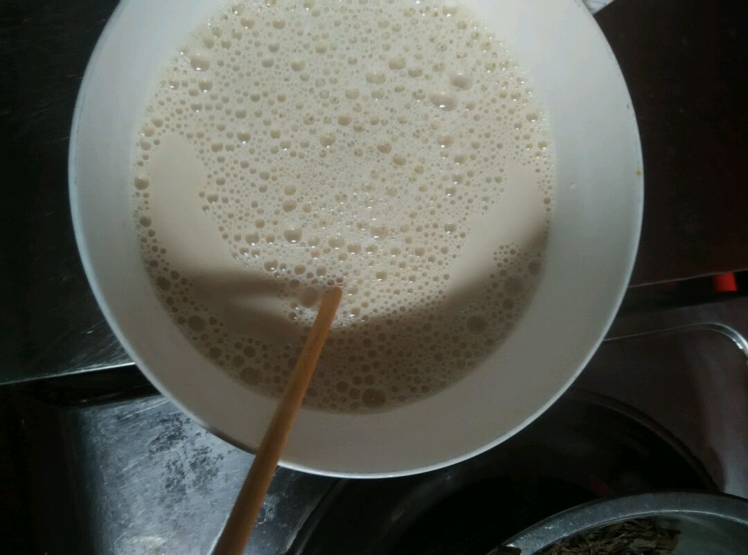 8. 这样香喷喷的奶茶就制作好啦,PS混合好以后可以倒入盆子里继续小火加几颗冰糖煮溶化,甜味就有了,非常好喝,一点也不比实体店里的奶茶差呦~大功告成.是不是非常简单(*゚゚)