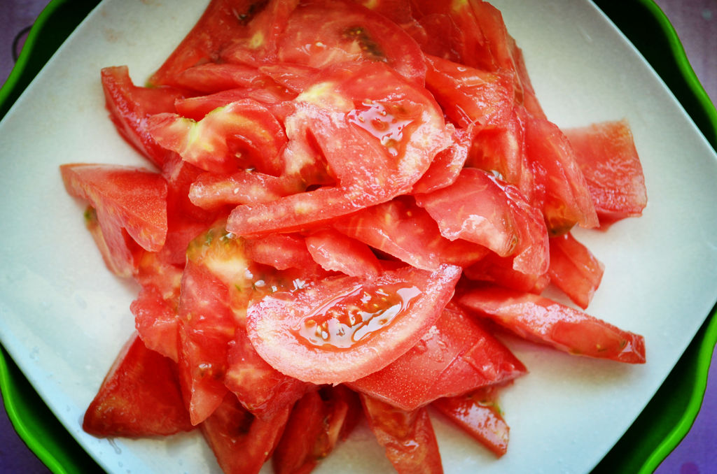 3,把切好的西红柿倒入面包桶,加入糖,淀粉,水.