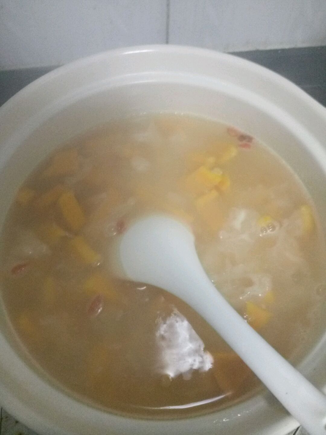 大米银耳枸杞和南瓜下锅煮粥