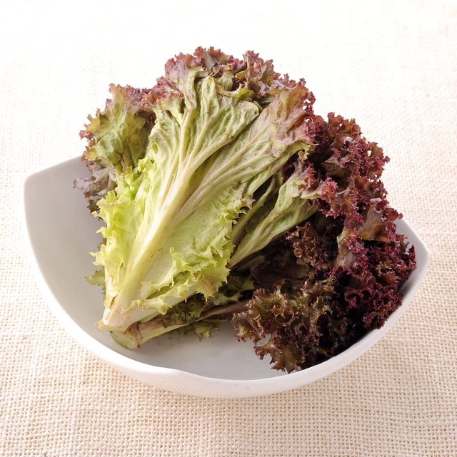 瑞士红皱叶生菜洗净,沥干,切片.