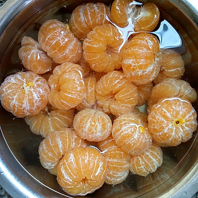 煮冰糖水的时间就可以来剥橘子,为了口感更好,我会把桔子上面的白色