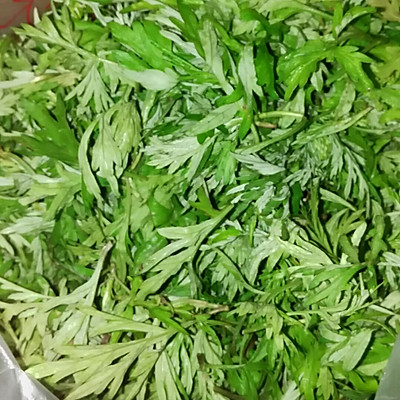 1.新鲜艾草洗净.