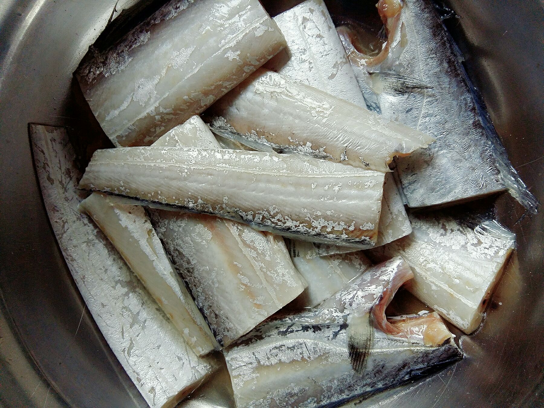 炸带鱼怎么做酥脆好吃（炸带鱼的正确做法 外酥里嫩 好吃没腥味) | 说明书网