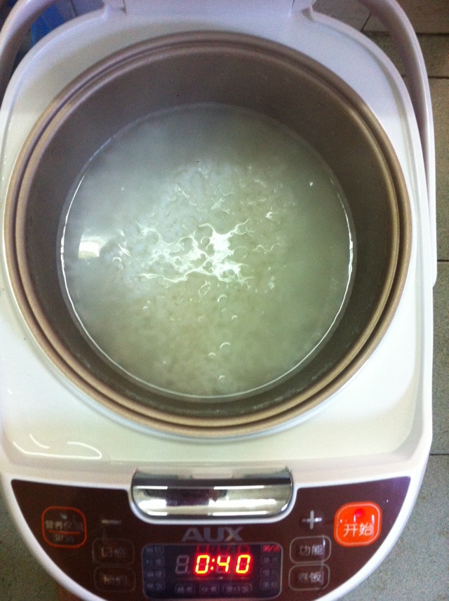 大米放煤气灶锅子里煮开 然后放入电饭煲 选择煮粥功能