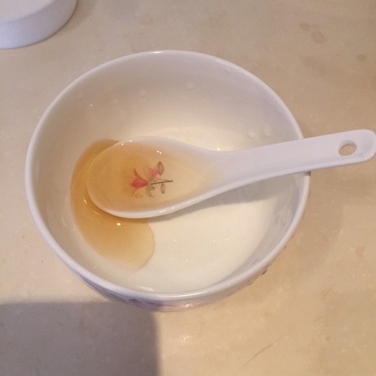 准备一个碗,放一平勺的蜂蜜,中药滤渣后倒入碗中趁热喝,一天喝2次