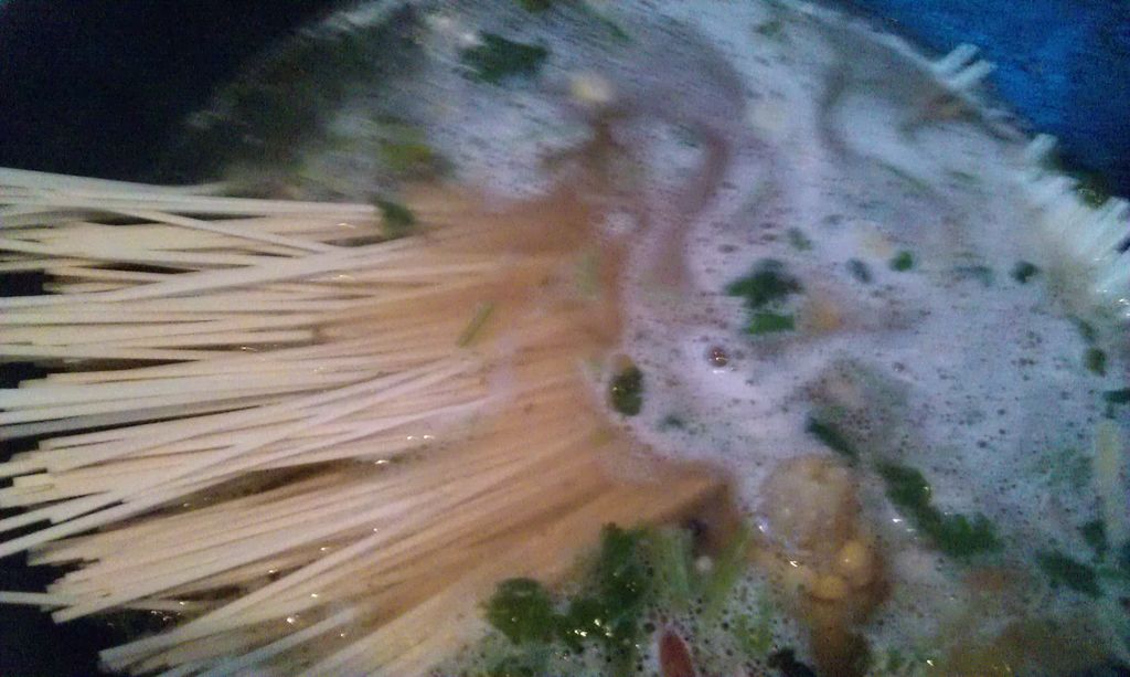 排骨砂锅面的做法_【图解】排骨砂锅面怎么做如何 ...