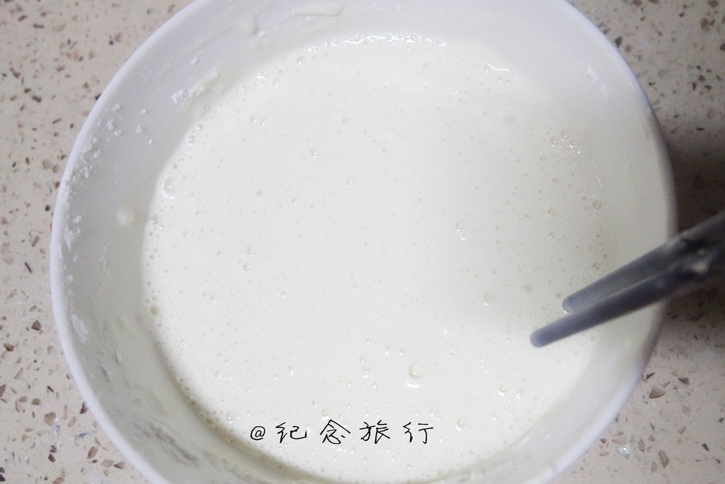 发酵期间制作麻薯:糯米粉105g 糖25g 玉米淀粉30g 牛奶g搅拌至无