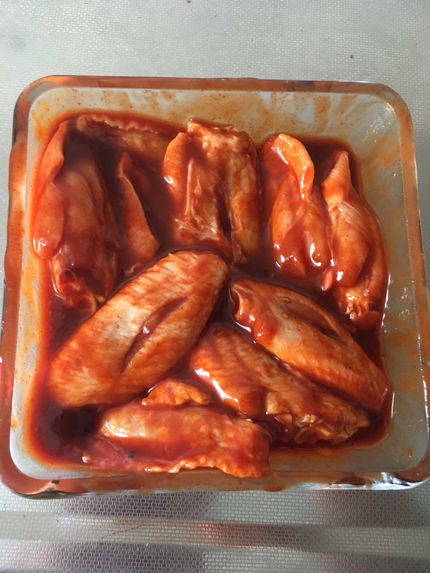 腌制鸡翅一小时并二十分钟左右给鸡翅做个按摩.