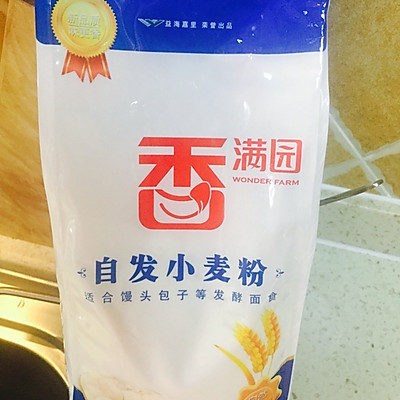 1.准备一袋自发小麦粉,用此面粉不需要再用酵母进行发酵