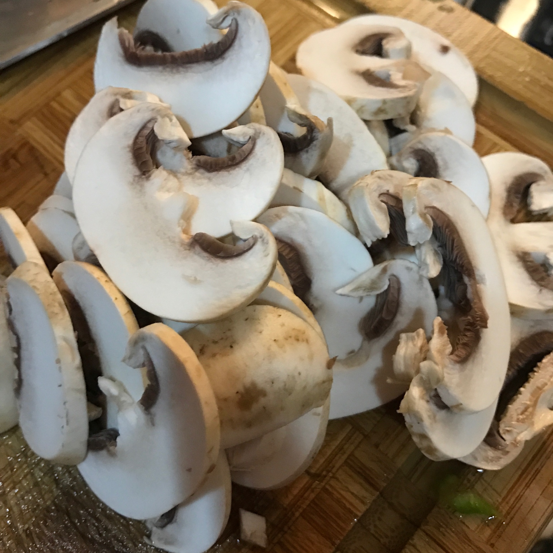 白蘑菇切薄片.