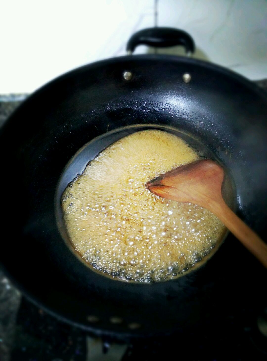冰糖,红糖放锅里加适量水开小火慢慢熬,注意适当搅拌.