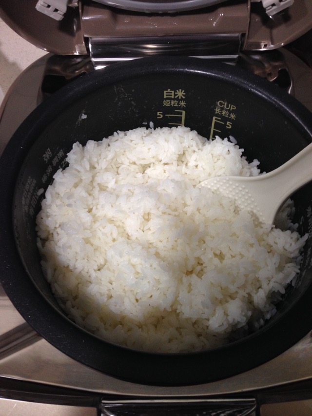 米饭煮好了,趁热加入寿司醋搅拌松散.