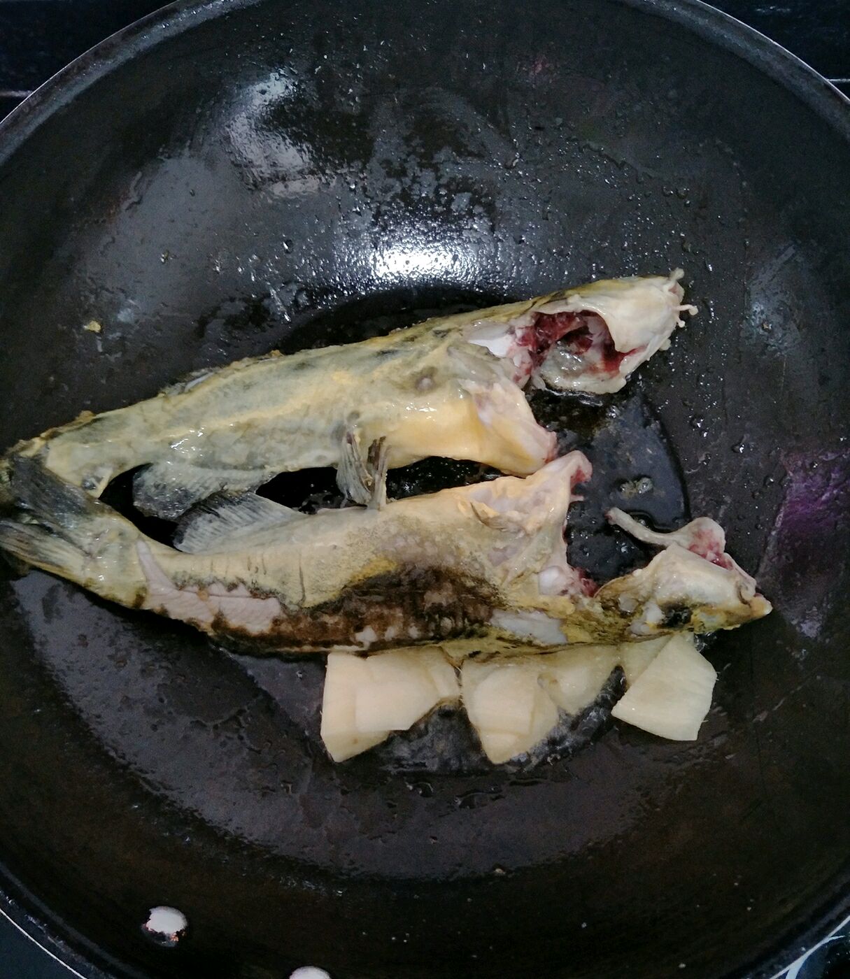 煎到微黄,翻面,这个煎鱼就是保证鱼汤白白的关键啦(不是糊了呀,是