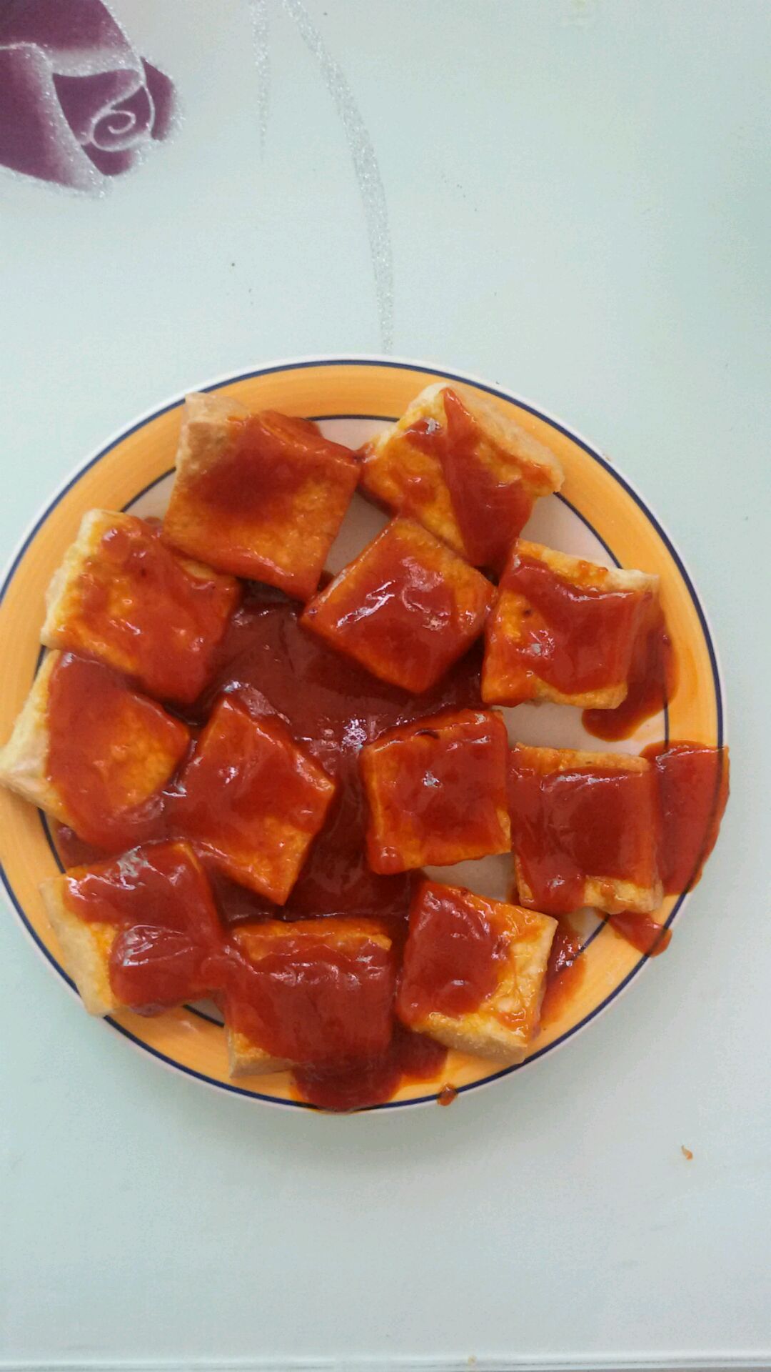 酱,再加入糖,醋,盐,蚝油,少许水,勾芡粉汁,混在一起成稠状,淋在豆腐上