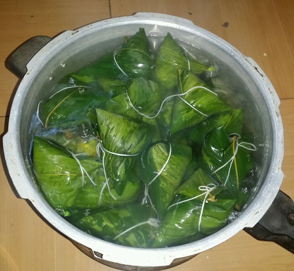 包好后一锅粽子,排列好,码好在锅里.煮开水泡粽子,一定要浸过粽子.