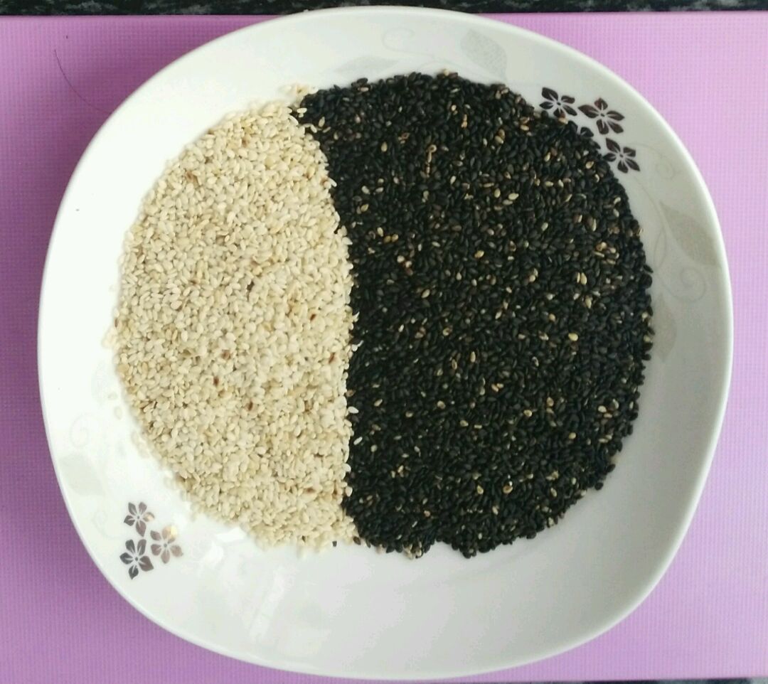 将芝麻放在干净无水容器中,黑芝麻买的熟的,白芝麻自己小火炒的.