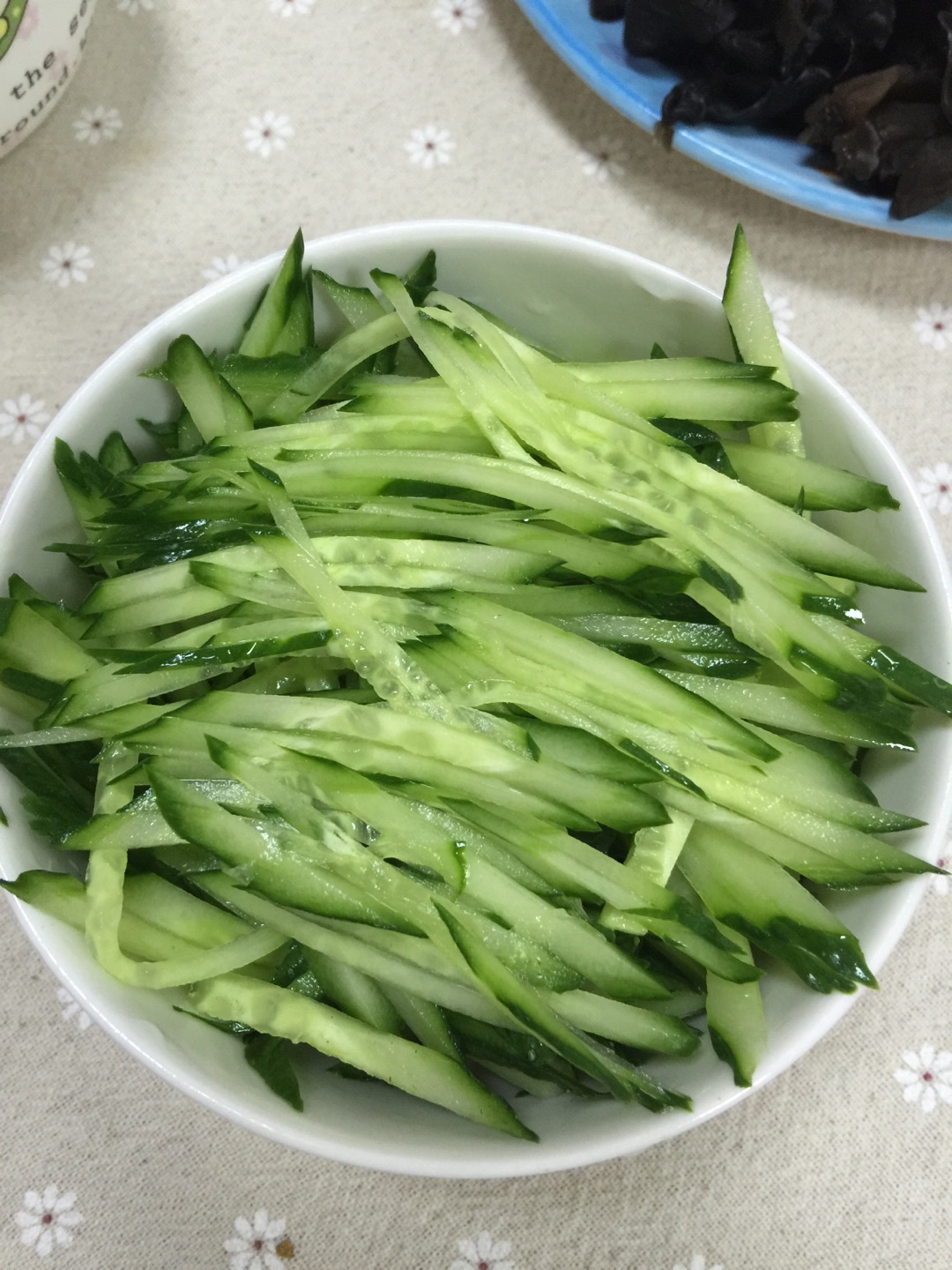 黄瓜切丝,香菇焯水切丁,肉切丁,木耳热水泡开切丁,洋葱切丁少许备用.