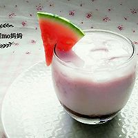 缓缓倒入牛奶,点缀西瓜