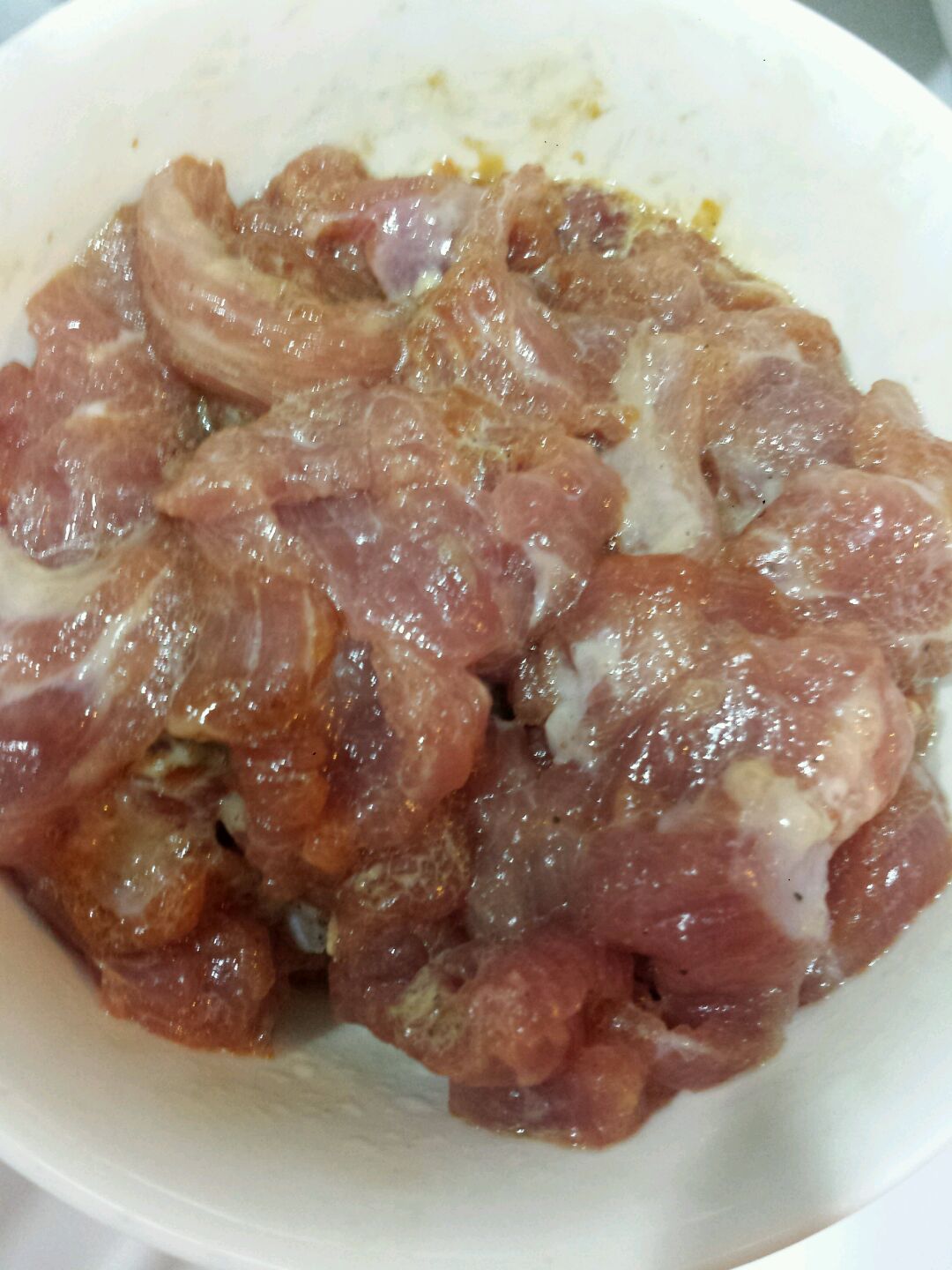 梅柳肉切成三厘米见方的薄片.最好能大片些.加入盐,酱油.