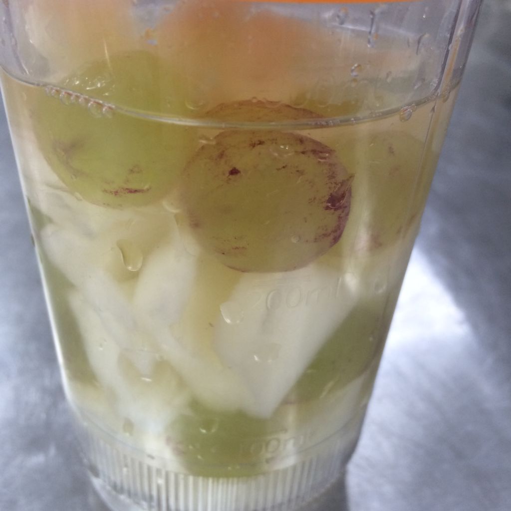 把藕块,葡萄倒入榨汁机中,加入适量的矿泉水,选择"榨汁"功能;榨约30