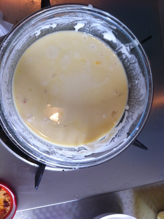 以1:4的比例用面粉 凉白开水 1个鸡蛋制作面糊,以不黏稠为主.