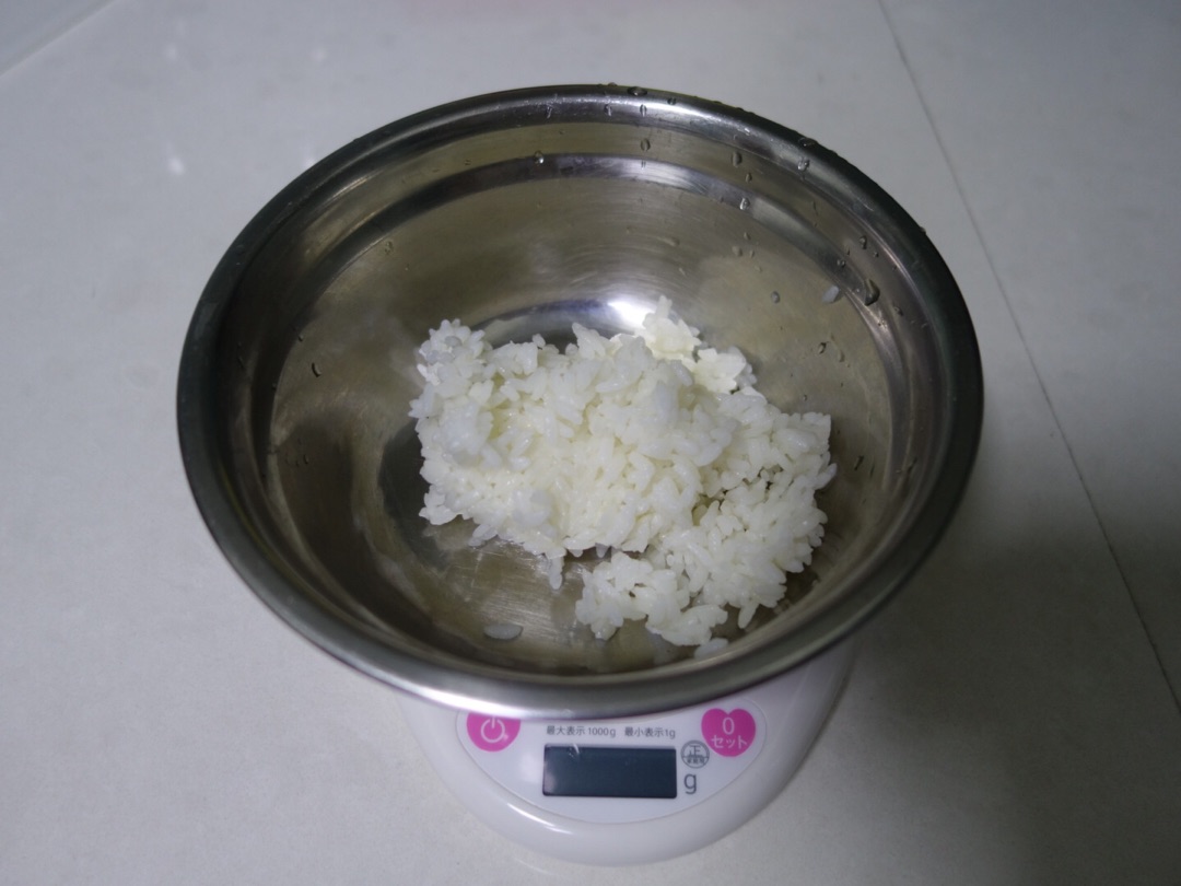 准备隔夜米饭100克.