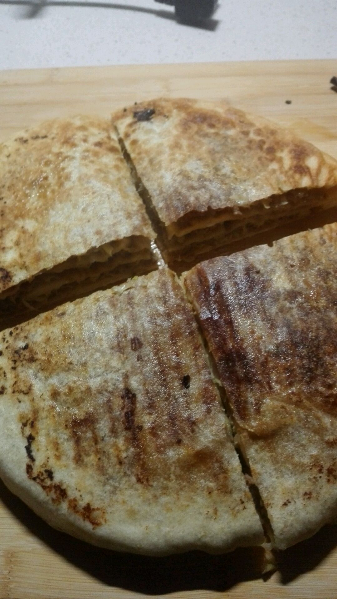 把饼一面刷油,下锅,再在另一面刷油,之后盖上电饼铛加热十分钟,翻面
