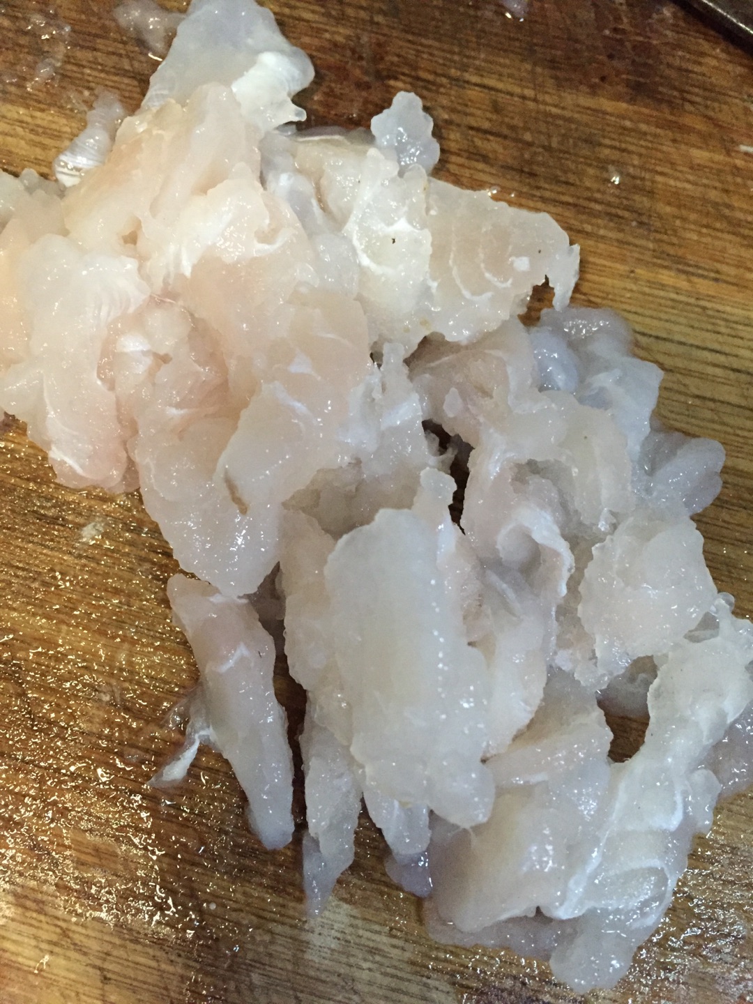 龙利鱼切成小片 然后剁成鱼泥 加入适量盐 拌匀后放置一边