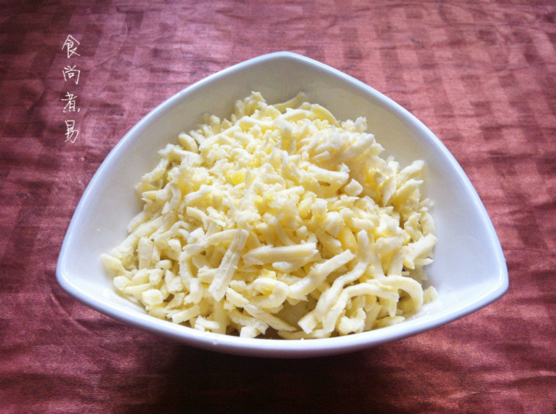 铺上芝士碎.