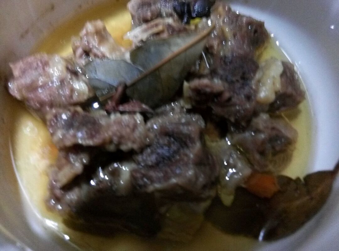 4. 煎好芋头后拿出来,用锅里剩下的油,将牛肉倒进去,放入郫县豆瓣,翻炒均匀,加入料酒,生抽,翻炒几下,上色之后,加入芋头翻炒,加入刚才高压锅炖牛肉出来的汁水,再加入一些清水,没过芋头牛肉,转大火收汁。南方人喜欢加点甜味提鲜,可以加几颗冰糖进去。