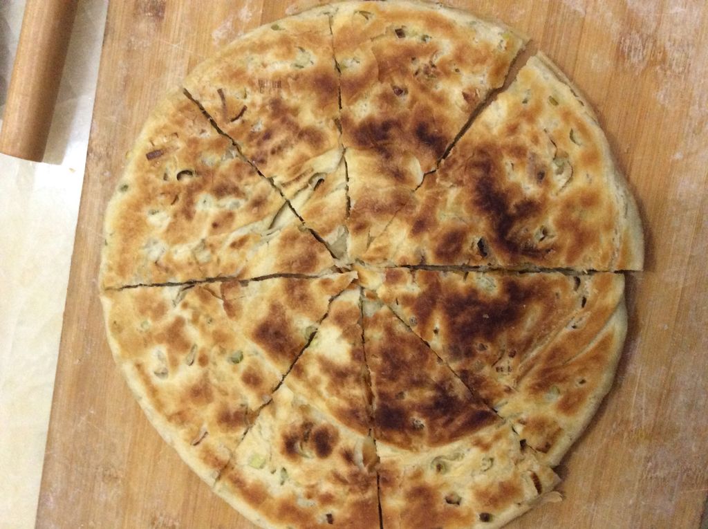电饼铛预热,刷油,选择大饼,放入一面烤一次,出国