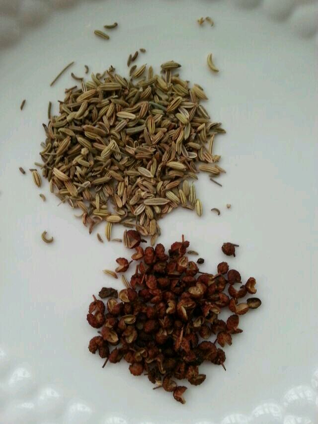 油热放花椒,茴香,出香味,把花椒茴香扔掉