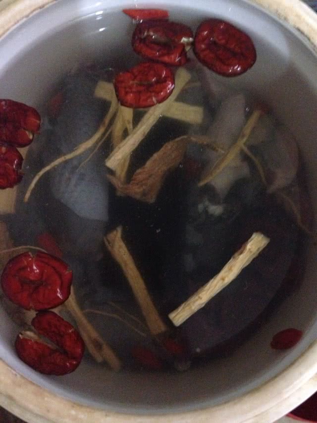 隔水炖汤.我是用高压锅炖的.最好放一条布在地下踮着,不用炖的时候响.