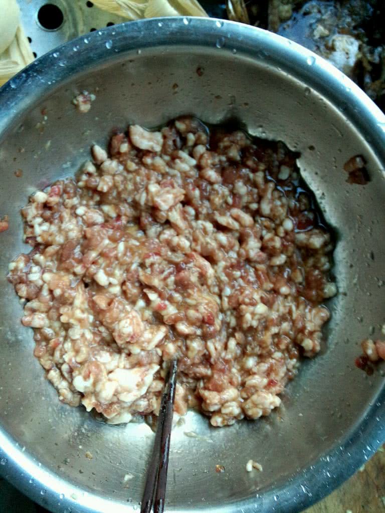 将剁好的肉馅搅拌均匀,加少许油和盐,倒少许味鸡鲜