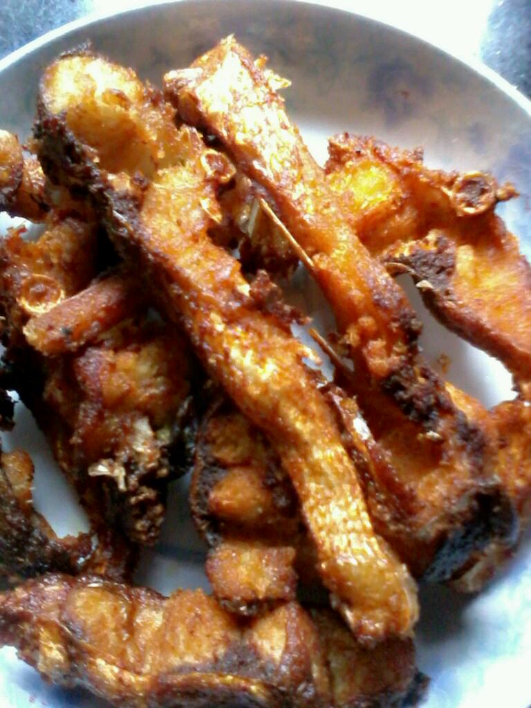 料 草鱼一条 辅料 干辣椒,糖,醋,姜,蒜,五香粉,料酒适量 酥鱼的