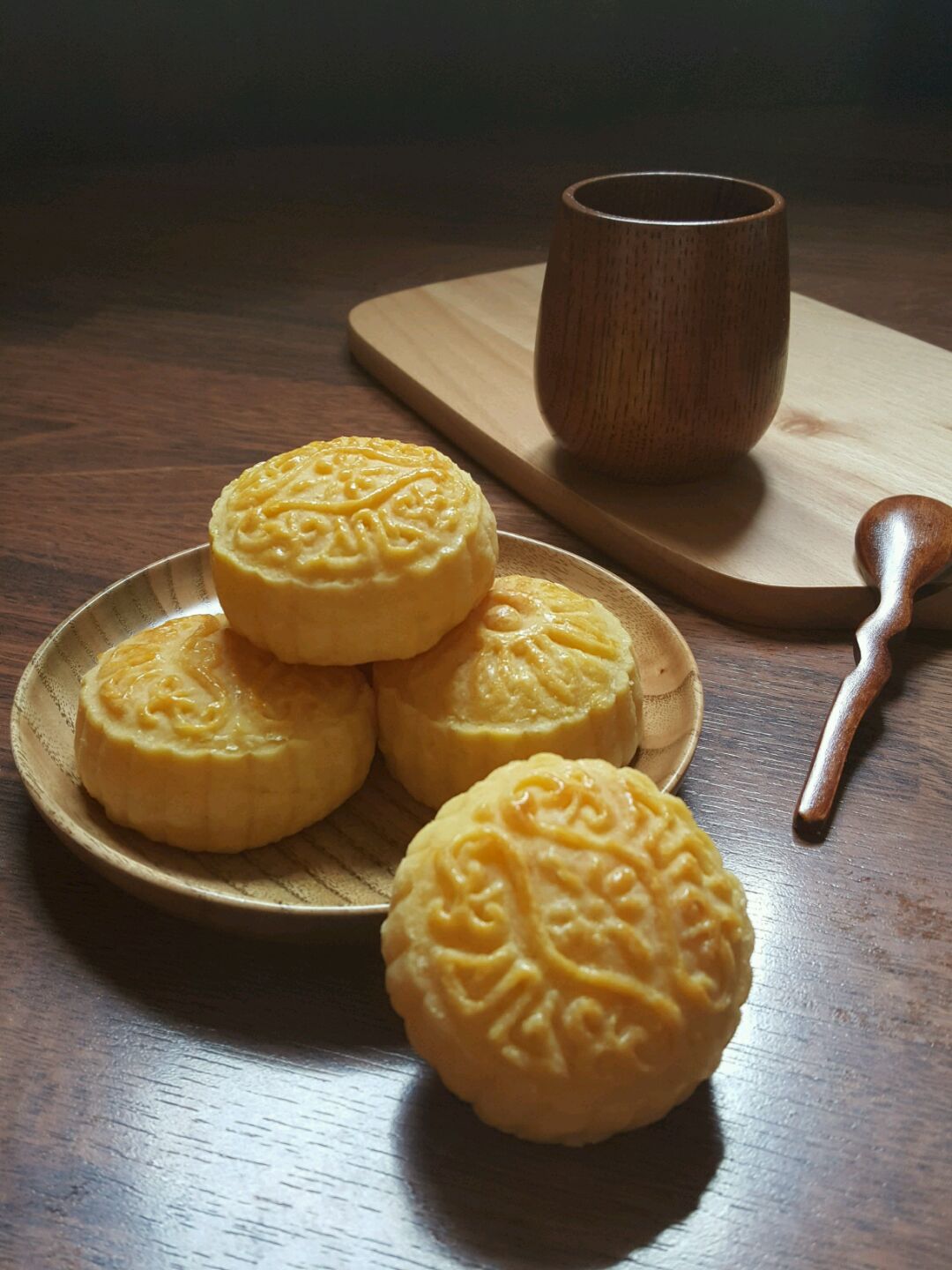1、这款月饼含水量和油量都比较多,烤完容易变形,纹路也会变浅,所以最好选择图像简单,刻纹很深的模具 2.奶黄皮如果揉均匀之后觉得软,用保鲜膜仔细包好后入冰箱冷藏1小时。(也可以直接称重后,平均分成22小份,盖保鲜膜,入冰箱冷藏,分小份冷藏的话,可以将冷藏时间缩短点。) 6.