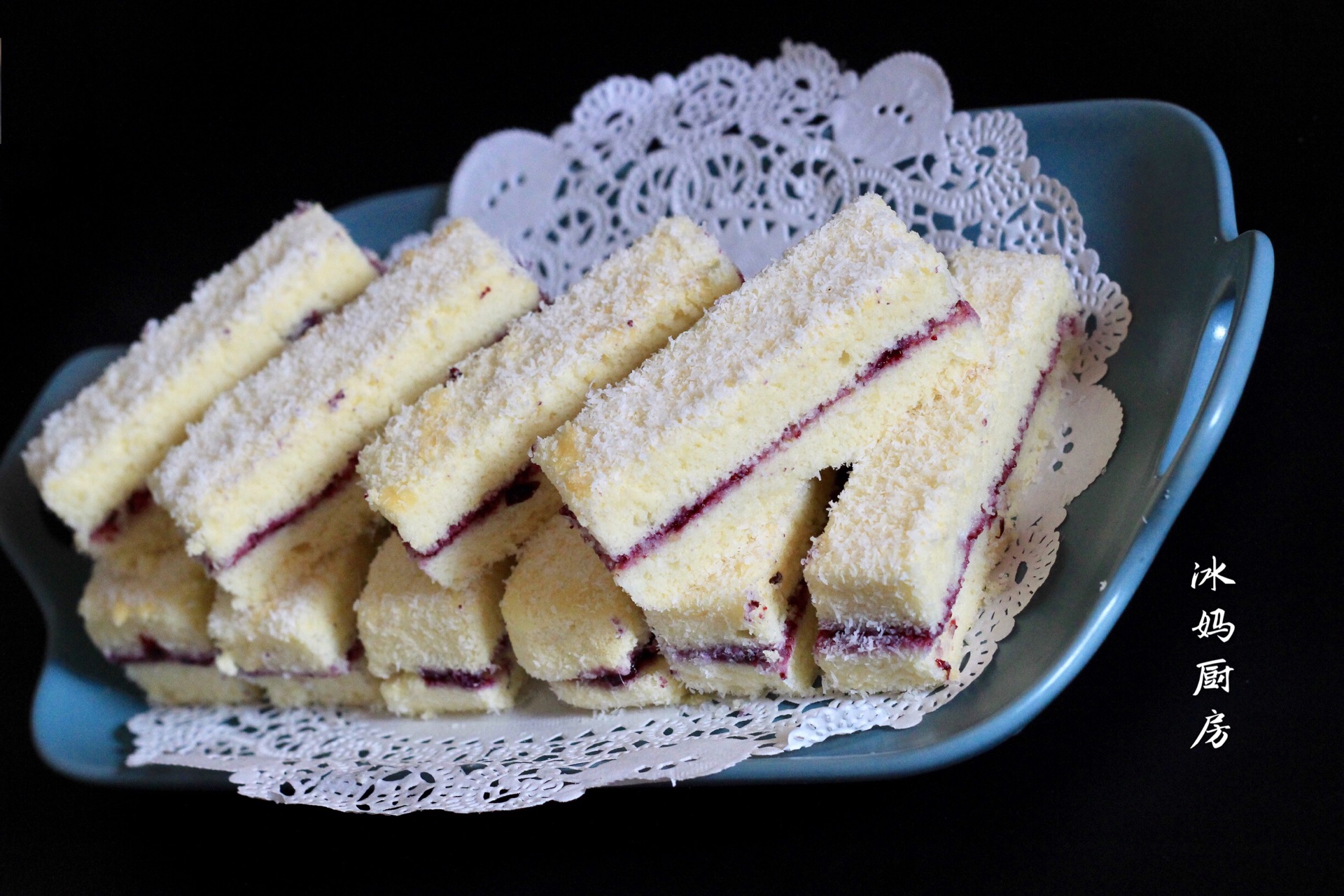 椰丝蓝莓夹心蛋糕