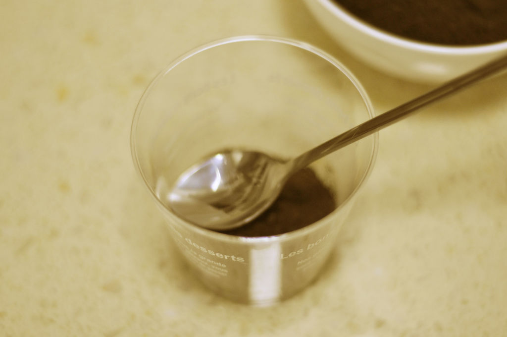 装杯.把碾碎的奥利奥铺满杯底,用勺子轻轻按压.